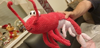 Tolle Anleitung.  Habe mir Chenille und NS 4 gearbeitet.  Greg ist stolze 56cm gross geworden.  Super finde ich auch das im der Anleitung auf alternativen Augen eingegangen wird.