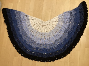 Das komplizierteste Muster, das ich bisher gehäkelt habe! Die Anleitung ist sehr gut, aber man muss bei dem Muster echt aufpassen da jede Reihe anders ist. Ich habe nur die ‚kurze‘ Größe geschafft, aber es ist trotzdem schön kuschelig groß genug! Gearbeitet in Farbverlaufsbobbel 1450m Merino-Baumwolle 50/50 von Wolle1000.