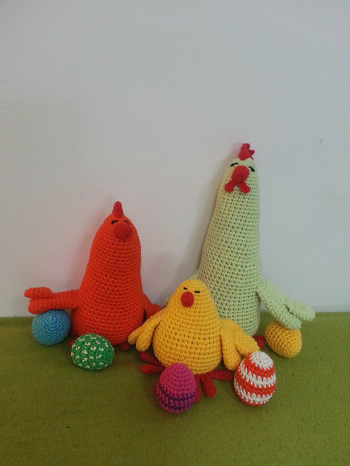 Hallo Steph,
Vielen Dank für die schöne Anleitung. So detailreich und gut erklärt findet man sie selten. Geeade die genauen Anleitungen zum Zusammennähen schätze ich sehr. Das kommt bei anderen so oft viel zu kurz.
Ich habe das Geflügel jeweils etwas verkleinert (zugenommen bis 50 M beim Körper).
Danke und weiter so! Sandy