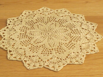 Ein nettes Deckchen mit einer Blüte  -  sehr gute Beschreibung  aus Filethäkeln 6/21