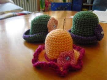 Hier sind meine Werke, obwohl mir mein dritter Versuch am besten gefällt. Es war einfach, verständlich und hat spaß gemacht es zu häkeln.