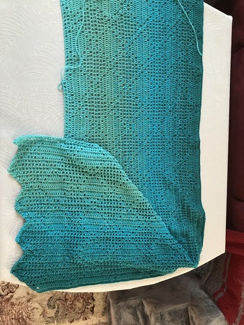 Ich habe das Format der Stola gedreht. Ich habe 3mal die schmale Variante in der Breite gehäkelt und habe somit die Zacken an der schmalen Seite. Nach 5 Zacken habe ich die Arbeit beendet. Verwendet habe ich 4fädiges Garn aus der Bobbel-Scheune nach meiner Farbzusammenstellung.