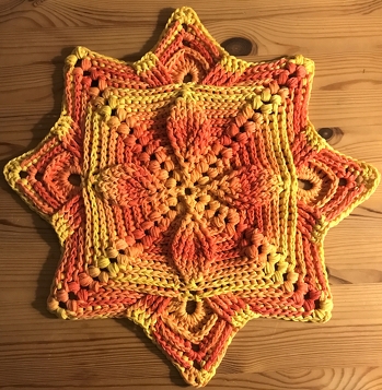 Aufpassen, heißt die Devise, sonst eben ribbeln :-(
Das Ergebnis ist hübsch, finde ich. 136g Batiko Sun wurden mit ner 7er Nadel ein 41 cm großer Stern. Ach ja, ich hab bei den Blättern auch noch eine Runde mehr gemacht, in der Mitte waren es 8 Stb.