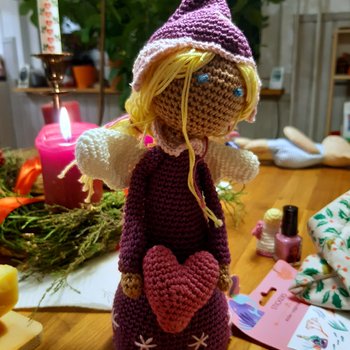 The lila-pink angel for my kid. Despite the wobbly head it is very much loved.