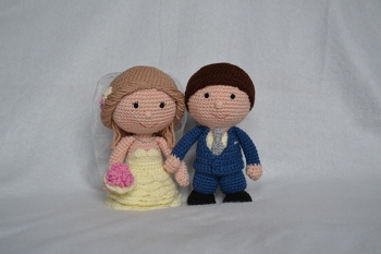 Das Brautpaar sollte ein Geschenk für meine Cousine sein. Jetzt ist es verschenkt und sehr gut angekommen! Es hat wirklich Spaß gemacht die beiden zu häkeln!