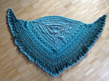 Vielen Dank für den schönen Cal, es hat sehr viel Spass gemacht 🥰
Bobbel war von Woolypop, Smaragd, hatte 1000 lm und war  4fdg, mit Nadelstärke 4 gehäkelt, am Schluss noch Perlen mit eingearbeitet😍 👍👍👍