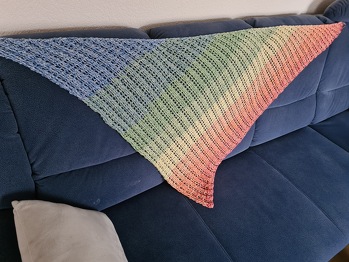 Tolles Tuch, gute Anleitung, richtig schön fluffig, hab es mit NS 4 und 1000m gehäkelt, etwas freundliches für den Frühling ;-)