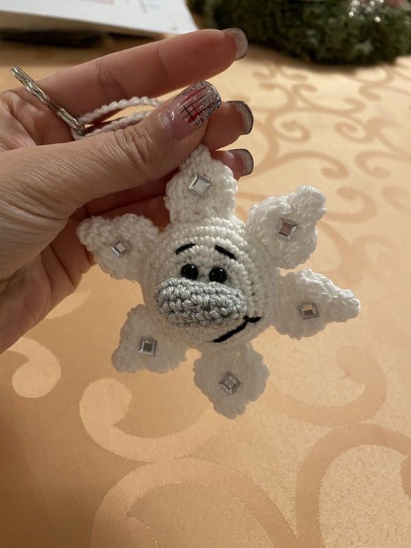 Häkelanleitung / Amigurumi / Schlüsselanhänger-Schneeflocke