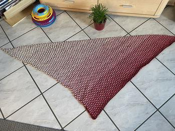 Sehr Schönes Muster, wird nicht langweilig beim Stricken. Anleitung könnte ein wenig ausführlicher sein.
Ergänzende Fragen werden aber recht schnell beantwortet.