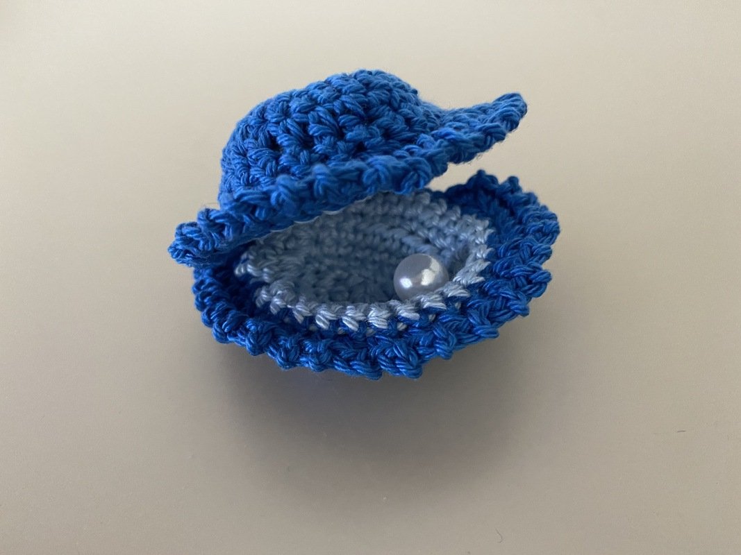 Crochet Pattern Shell with Pearl