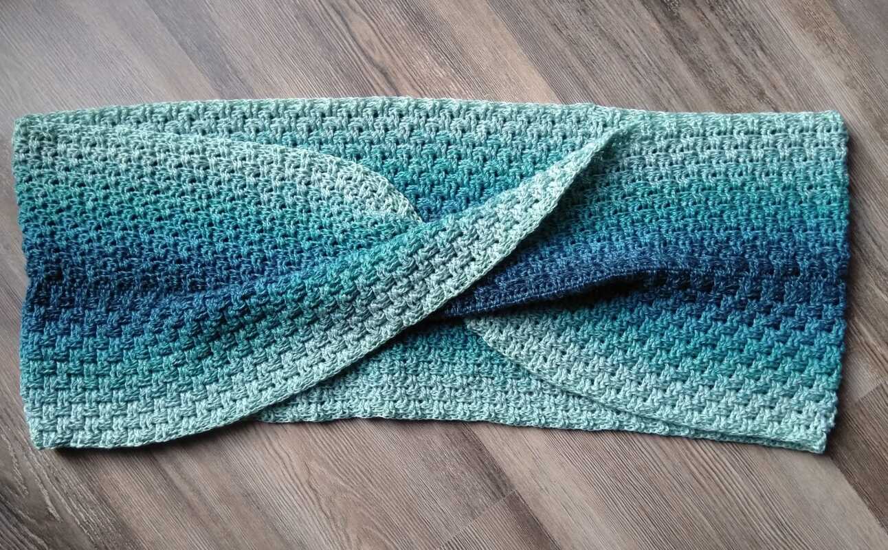 Free crochet pattern scarf // loop // cowl // moebius-scarf