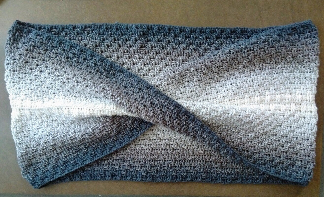 Free crochet pattern scarf // loop // cowl // moebius-scarf