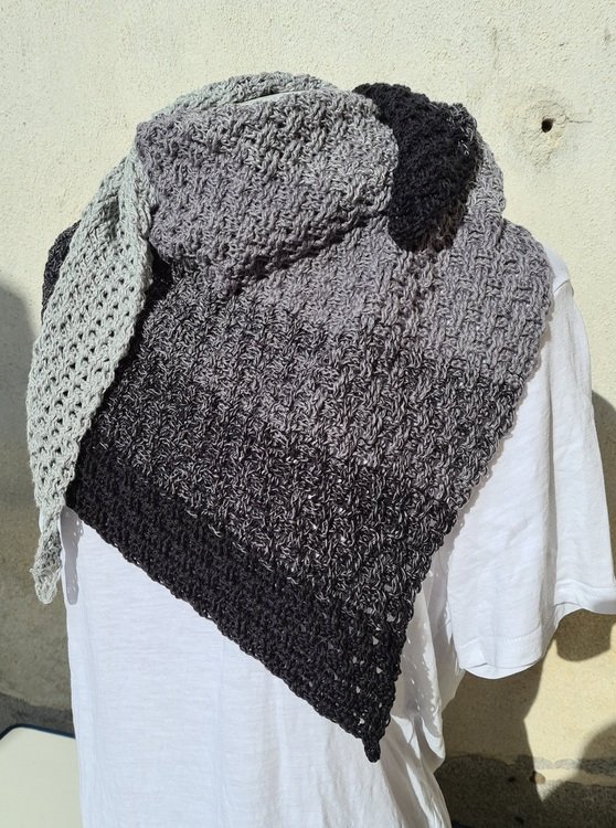 Free crochet pattern shawl // scarf // neckerchief &quot;Crossy&quot;