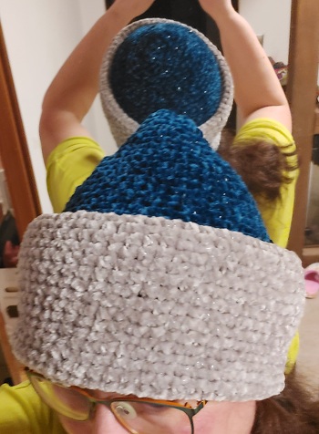 Ich höre zwar nix mehr, aber dafür sind meine Ohren schön warm. Die Mütze habe ich mit NS7 gehäkelt und ein paar kleine Änderungen vorgenommen. Für den frostigen Look habe ich silbernen Glitzerfaden mitlaufen lassen.