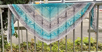 Mit Rockin‘ Winter hat Marlene wieder eine gut verständliche Anleitung gezaubert.
Es gab ein paar Stolperstellen... mit zählen und Konzentration war es sehr gut zu bewältigen.
In der Facebook Gruppe ist fast rund um die Uhr Support, der Hammer.