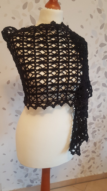 Dieser zauberhafte schwarze Kunene-Schal nach einer tollen Anleitung von Stella Design hatte leider nur ein kurzes Leben auf den Schultern einer Nachbarin - sie hat ihn direkt verloren :-(
Die ANleitung ist toll und macht Spaß.