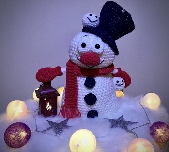 Eine ganz tolle Anleitung für eine wunderschöne Weihnachtsdeko. Der Schneemann wird noch einen Bruder bekommen.
Herzlichen Dank an Colita.🥰