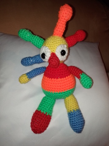 Da ist er, mein Gwuno. Die Häkelanleitung war leicht verständlich und das Nacharbeiten hat Spaß gemacht. Er bleibt bestimmt nicht der letzte seiner Art. Danke für die tolle Idee.