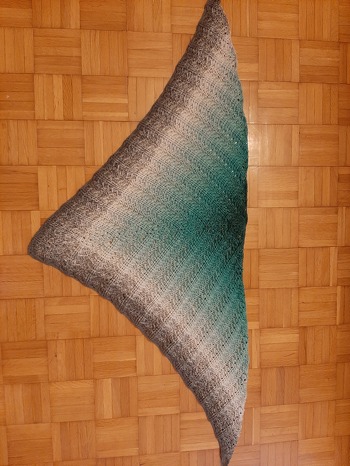 Es hat großen Spaß gemacht, dieses Tuch zu häkeln! Die Anleitung ist super beschrieben (ebenso mit Häkelschrift). Ich denke, dass man auch als ambitionierte Anfängerin gut damit klar kommen würde. Wenn man das Muster einmal im Kopf hat, geht es rasch voran :-)! Ich habe 1000 Lm verhäkelt, damit bekommt man ein Tuch, welches sich gut unter einem Mantel/Jacke tragen lässt. Für ein Schultertuch würde ich mehr Laufmeter vorschlagen (mind. 1300 Lm). Aufgrund der Dichte des Musters ist das Tuch sehr wärmend. Ich werde sicherlich noch weitere Tücher mit dieser Anleitung häkeln! Vielen Dank für die tolle Anleitung!