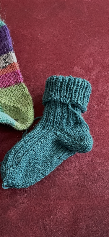 Söckchenmuster "Honigbär-Gratis" für Säuglinge | Kostenlose Strickanleitung