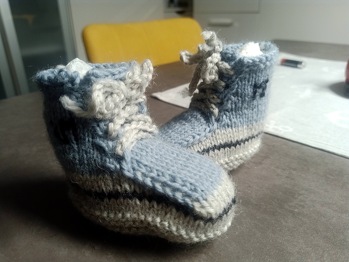 Super leicht zu strickende Booties. Nur die Lasche wird mit 10 Maschen anstatt 9 gestrickt damit die Seiten die gleiche Maschenzahl hat. 😉