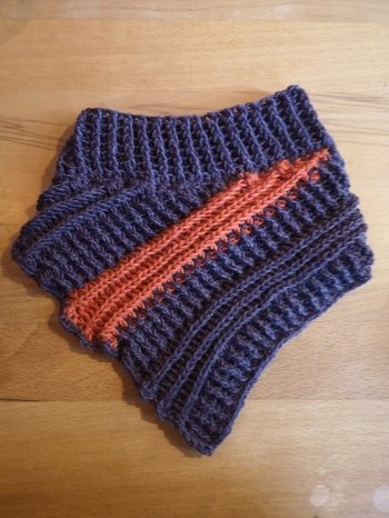 Das Häkeln nach der Anleitung zusammen mit den Videos auf YouTube hat echt gut geklappt. Ich glaube, das war das erste Mal, dass ich nicht die Hälfte wieder auftrennen musste, weil ich was falsch verstanden habe ;-) Wolle habe ich eine andere benutzt als die angegebene und einen orangenen Farbakzent gesetzt. Um die Kante ein wenig schöner zu machen, habe ich eine Abschlussreihe feste Maschen um das gute Stück gehäkelt. Vom Ergebnis bin ich begeistert :-)
#Winter #Schalkragen #Keilkragen