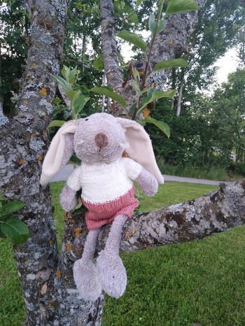 Eine tolle Anleitung, nicht nur für Puppen. 😍😍😍 Leicht verständlich und wirklich sehr süß. 😃💗Ich habe den Overall mit Nadelstärke 3 gestrickt und rico baby Wolle verwendet. ⭐⭐⭐⭐⭐