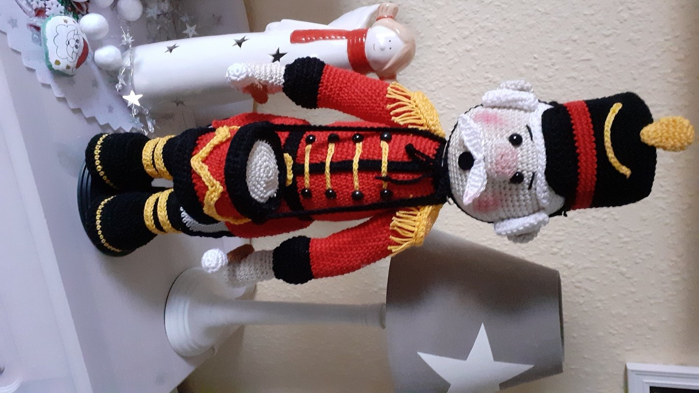 Häkelanleitung / Amigurumi / Nussknacker