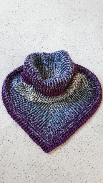 Die Anleitung ist toll verständlich und ich freue mich sehr über den schönen Schalkragen!
Gehäkelt aus Woolly Hugs Bobbel mirror.