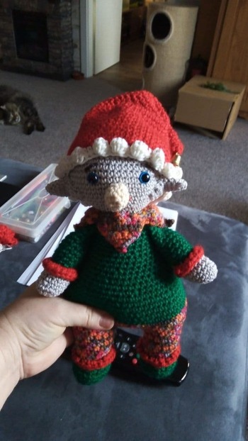 Ich hab es mir vor Weihnachten runtergeladen und gleich los gehäkelt. Beschreibung ist sehr gut beschrieben. Zweimal hab ich es bereits nachgehäkelt.