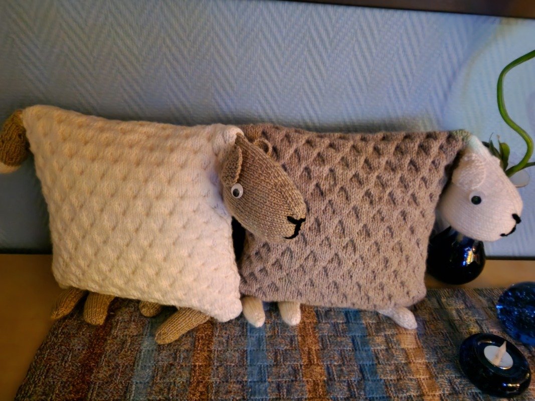 Strickanleitung Tierkissen Schaf Ruby, größe 30x30 cm, Anfängerfreundlich