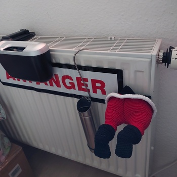 Das Häkeln ging eigentlich ganz einfach, für Anfänger eher nicht so gut geeignet. Aber die Anbringung mit Magneten scheitert, weil der Weihnachtspopo einfach zu viel Gewicht bekommt, wenn man ihn ordentlich ausfüllt. Ich habe extra-starke
NEODYM MAGNETE (20mm x 3mm N52) gekauft, 4 eingesetzt, aber er rutscht immer wieder runter. So werde ich ihn bald als Schmuck auf einem Karton einsetzen. Auf dem Foto habe ich beschrieben, dass er den Schornstein nicht gefunden hat.