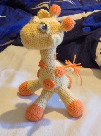 Ich war ziemlich schnell fertig mit meiner Giraffe, weil die Anleitung sehr einfach zum verstehen war. Der Person die ich sie dann geschenkt habe hat sich sehr gefreut über diese selbstgemachte Giraffe