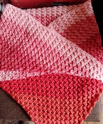 Die Anleitung ist super geschrieben und ich durfte diese Anleitung testen. Das war meine erste Testhäkelei und ich danke für das Vertrauen von Häkelzicke. Dieses wunderschöne Tuch ist mittlerweile mein Lieblingswintertuch. Es ist weich, warm und ich kann mich richtig schön einkuscheln. Da ich Sommer wie Winter mit meinem E-Bike fahre dient es mir auch als Mundschutz gegen die kalte Luft.