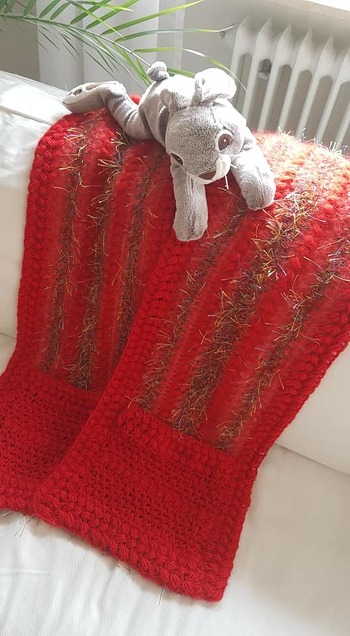 Der Schal häkelt sich toll, die Anleitung ist super beschrieben in Text und Grafik. Meiner wird morgen verschenkt ;-) und wurde aus einem Mix verschiedener Garne aus meinem Vorrat gefertigt. Dafür eignet sich diese Anleitung richtig gut - das Mixen