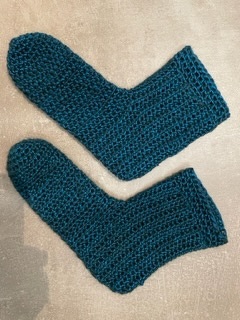 Nach sorgfältigem Studieren der Anleitung sind die Socken gut zu häkeln. Sind meine Ersten, deshalb nicht perfekt aber kuschelig warm.