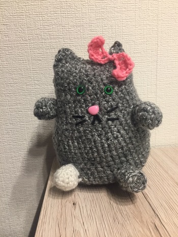 Heute hab ich mich an was richtig großes rangetraut! Die Katze war im Grunde schnell und einfach gemacht. Lediglich der Schwanz und die Schleife haben mich vor eine kleine Herausforderung gestellt und ich musste mal wieder etwas improvisieren. Aber ich finde die Mietze kann sich sehen lassen