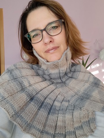 Tolle Anleitung und sehr kurzweiliges Projekt! Man startet mit vielen Maschen und je näher man dem Ziel kommt, um so flotter geht es. Hält super Schultern und Hals warm. Kann sehr gut unter der Jacke getragen werden, ohne dass es stört. Netto Arbeitszeit = 2 Tage.