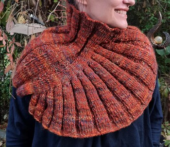 Das ist schon der dritte den ich gemacht habe. :-) Macht einfach was her und macht so Spaß ihn zu stricken.