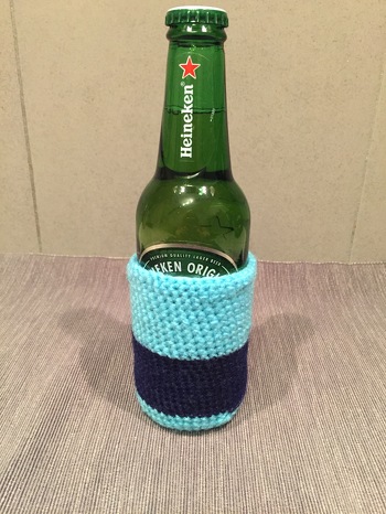 Wir stehen gerne mit den Nachbarn am Zaun und trinken ein Bierchen. Jetzt wo es wieder eisig wird, passt der Stulpi super dazu! Ich habe mich wohl irgendwie irgendwo verzählt und natürlich „falsch“ weitergemacht- aber für unsere Heinflaschen ganz genau richtig 🤪 vielen lieben Dank für die tolle Anleitung