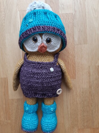 De beschrijving was heel duidelijk. Fijn was ook dat de benen, lijf en hoofd in één geheel gehaakt kon worden. Het in elkaar zetten, vind ik namelijk minder leuk. Mijn uil heb ik gehaakt met Scheepjes Stonewashed XL en met muts en pompom is de uil 50 cm hoog.