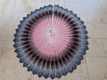 Zum 2. Mal gehäkelt, weil das Tuch wunderschön ist, aber dieses Mal mit 2000m (4-fach) Wunschbobbel. Damit es noch größer wird, habe ich die Zunahmen etwas abgeändert (weniger als in der Anleitung), so dass es ein ziemlich flacher Kreis ist.