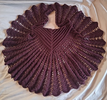 Mit ca. 750mll/4 habe ich ein ca. 1,10m × 0,50m großes Tuch gehäkelt. Die Anleitung ist einfach und übersichtlich- perfekt nachzuarbeiten.
Allerdings gibt es keine Häkelschrift.