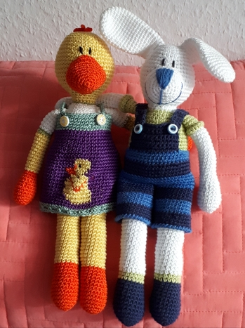 Meine Ente ist endlich fertig. Mehr gab die Woll-Restekiste nicht her. Das mit dem Kleid gefällt mir noch nicht so. Die eingehäkelte Ente ist etwas 