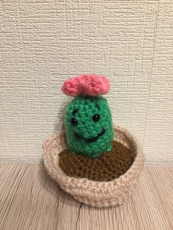 Eines meiner Anfängerstücke. Es ging gut dank der tollen Beschreibung.
Lediglich der Rand des Topfes und die Blume haben mich einige anläufe gekostet aber das liegt wohl eher an meiner Unwissenheit. Mit dem Ergebnis bin ich ganz zufrieden