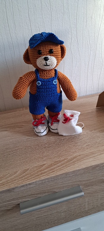 Habe jetzt den Theo gehäckelt.Die Anleitung hat richtig Spaß gemacht.Die Thea ist auch fast fertig.