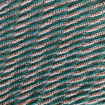 Das Tuch ist noch in Arbeit, aber ich bin von dem einfachen und schönen Muster total fasziniert .