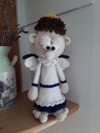Hat Spaß gemacht das Sekt-Engelchen zu häkeln. Bin immer auf's Ergebnis gespannt und freu mich wenn's gut gelungen ist. Wegen meiner Fingerarthrose dauert es etwas länger aber ich kanns eben nicht lassen solche tollen Figuren herzustellen.
Viele Grüße aus Chemnitz von Ingrid