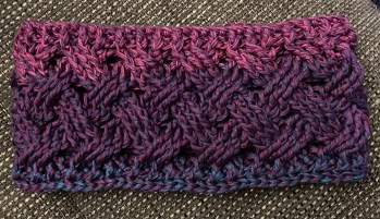 Sehr schönes Stirnband. Anfänglich etwas fummelig aber wenn man den Dreh raus hat, klappt es wunderbar und das Ergebnis kann sich sehen lassen. Habe bisher nur das Stirnband gemacht und es wird nicht das letzte bleiben, dass nächste ist schon in Arbeit. Anleitung ist sehr gut und verständlich geschrieben und strukturiert. Die Häkelschrift ist auch super. Danke dafür