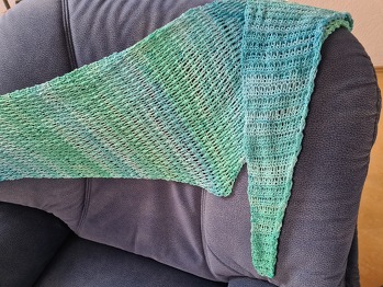 Super Anleitung für ein flaches Tuch, hatte 2 Knäuel Lana Grossa Estate mit NS 4,5 gehäkelt